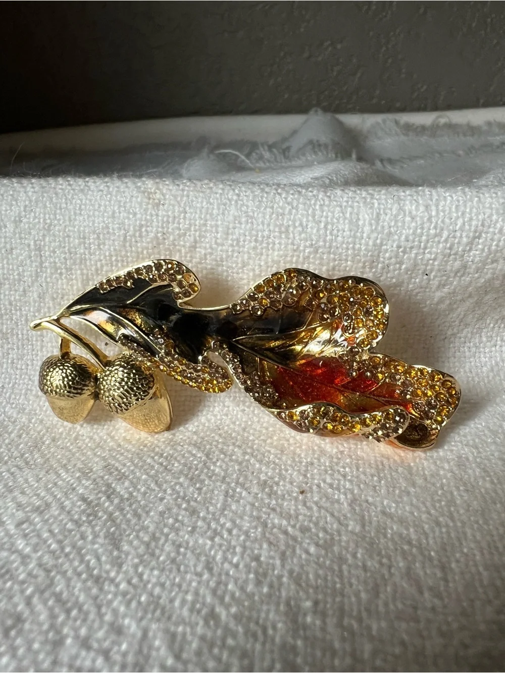Vintage leaf brooch with acorn Women's Jewelry
